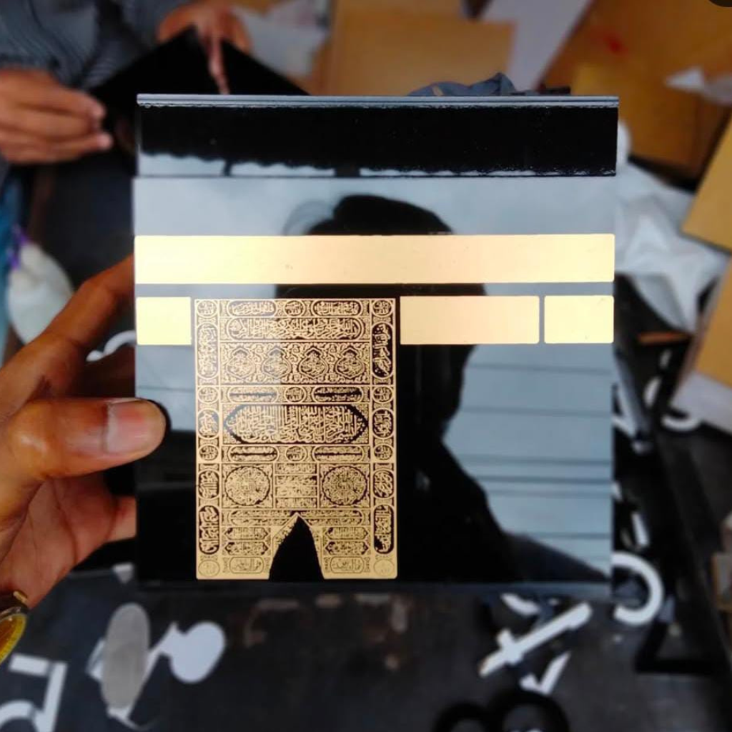 AM Signature Clear Hain Box