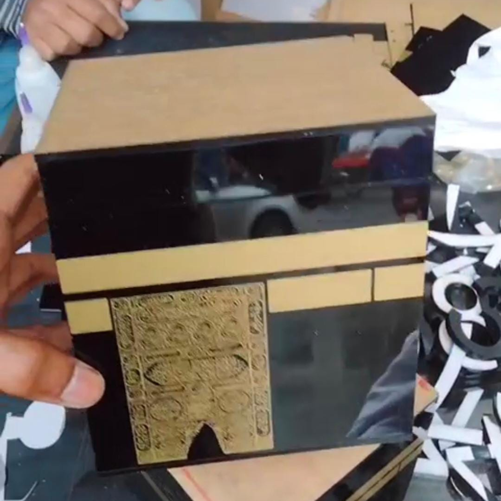 AM Signature Clear Hain Box